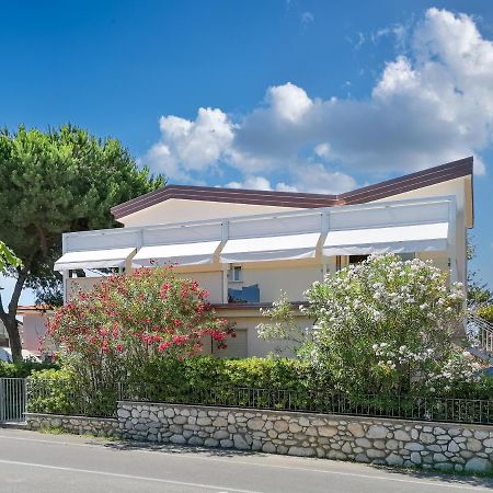 Sea Holidays Apartment مارينا دي بييتراسانْت المظهر الخارجي الصورة