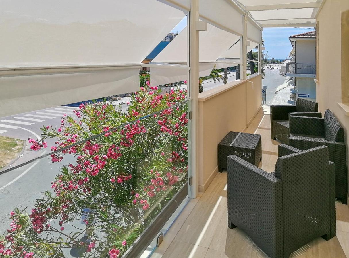 Sea Holidays Apartment مارينا دي بييتراسانْت المظهر الخارجي الصورة